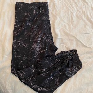 Lululemon black and gray swirl cropped legging